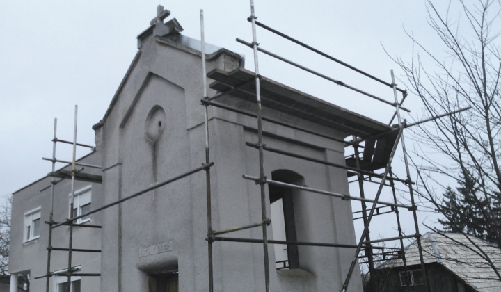 Zrekonštruovaná obecná zvonica  -  felújított harangláb
